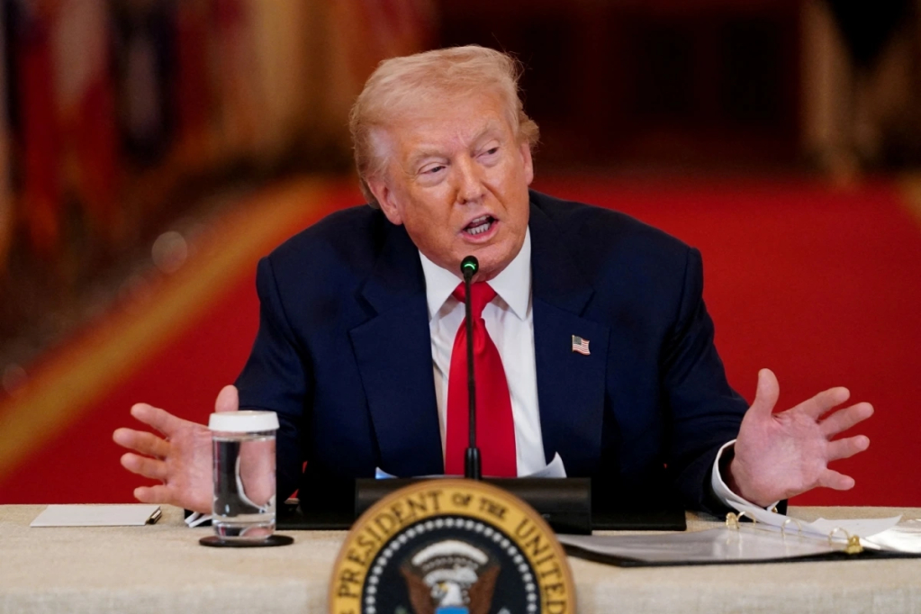 Cử tri Mỹ không hài lòng với ông Trump về vấn đề nhập cư, giá cả và Iran. Ảnh: Reuters