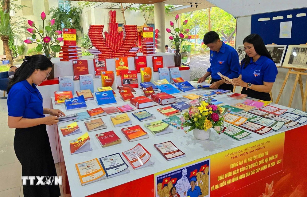 Đoàn viên thanh niên tìm hiểu thông tin về bầu cử tại chương trình. Ảnh: Trần Lê Lâm/TTXVN