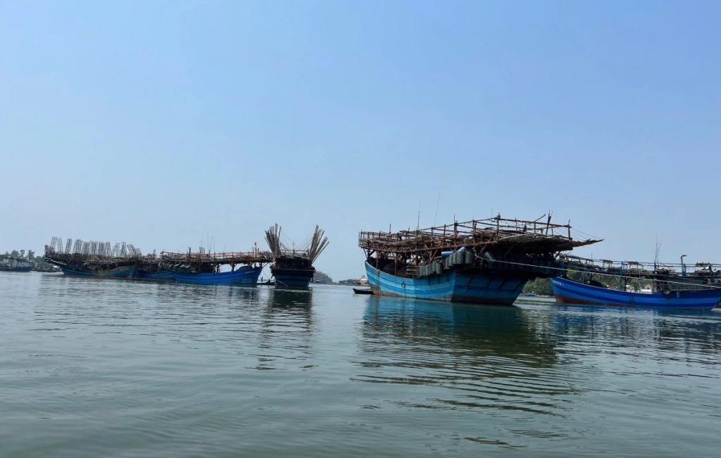 Tàu câu mực của ngư dân tỉnh Quảng Ngãi. Ảnh minh họa