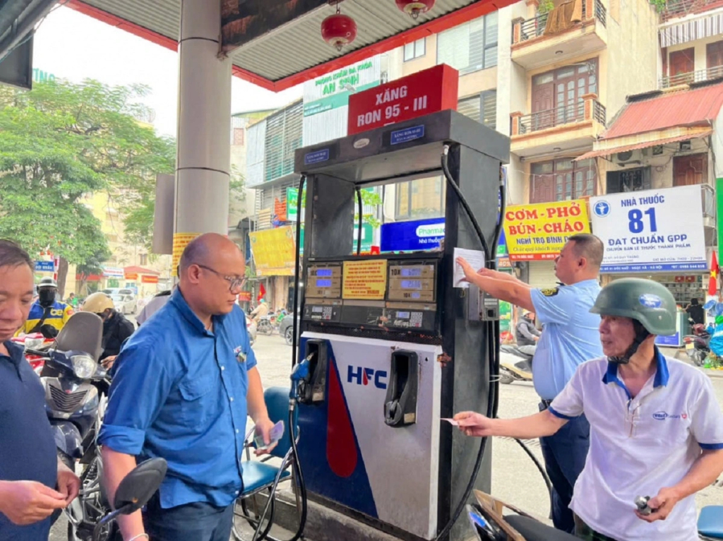 Lực lượng QLTT Hà Nội đã đồng loạt xuống địa bàn, kiểm tra thực tế tại các cửa hàng bán lẻ xăng dầu, đồng thời rà soát tình hình kinh doanh của các doanh nghiệp phân phối trên địa bàn thành phố.