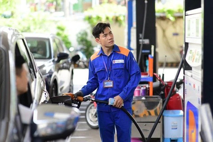 Chính phủ giảm thuế nhập khẩu xăng dầu về 0%. Ảnh: Quang Định