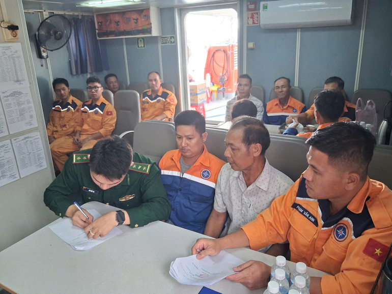 34 ngư dân tàu cá được bàn giao cho cơ quan chức năng tại Nha Trang.