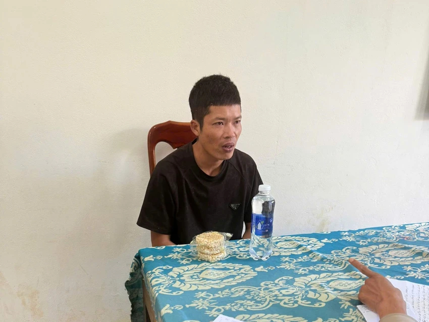 Trương Văn Giang bị bắt giữ khi trốn trong rừng sau khi đâm chết bạn nhậu.