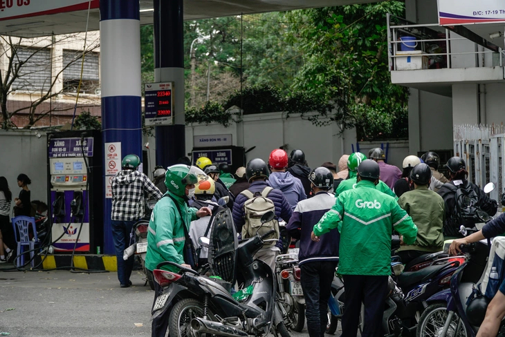 Người dân chờ đổ xăng tại một cửa hàng ở Hà Nội. Ảnh: M.Anh