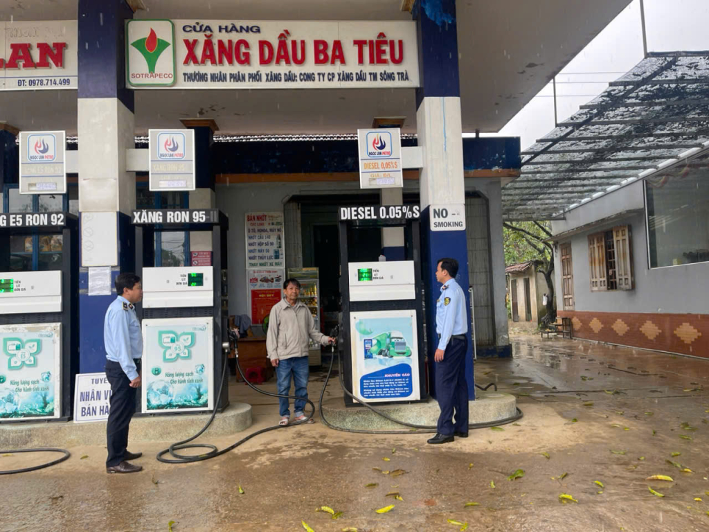 Lực lượng Quản lý thị trường Quảng Ngãi kiểm tra, giám sát hoạt động kinh doanh xăng dầu trên địa bàn.