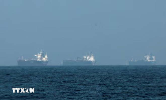 Tàu thuyền đậu ngoài khơi Fujairah, Các tiểu vương quốc Arab thống nhất, trong bối cảnh Iran hạn chế hoạt động hàng hải qua eo biển Hormuz, ngày 3/3. Ảnh: REUTERS/TTXVN