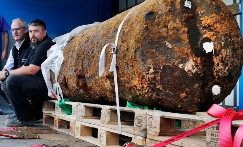 Hai chuyên gia xử lý bom mìn ngồi bên cạnh quả bom nặng 1,8 tấn thời Thế chiến 2, ngay sau khi họ vô hiệu hóa nó, tại Frankfurt, Đức năm 2017. Nguồn: AP