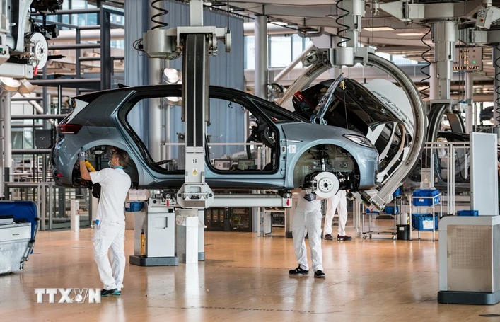 Công nhân làm việc trên dây chuyền sản xuất xe điện ID 3 của Tập đoàn sản xuất xe hơi Đức Volkswagen (VW). Ảnh: AFP/TTXVN