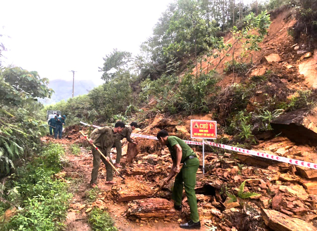 Lực lượng chức năng địa phương nhanh chóng có mặt để giăng dây cảnh báo, tổ chức lực lượng khắc phục sạt lở.