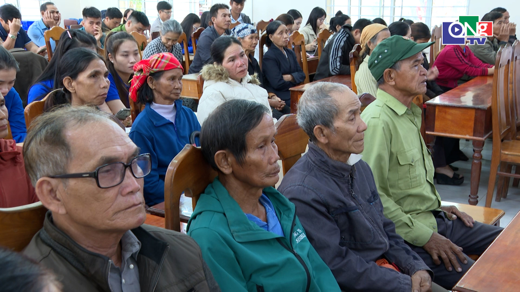 Các cử tri dự hội nghị.