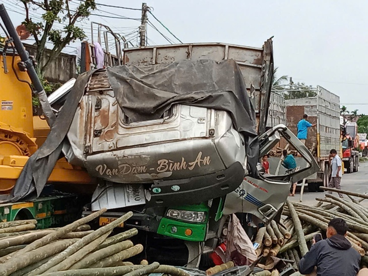 Xe tải bung cabin sau khi tông vào đuôi xe đầu kéo. Ảnh: Thanh Kỳ