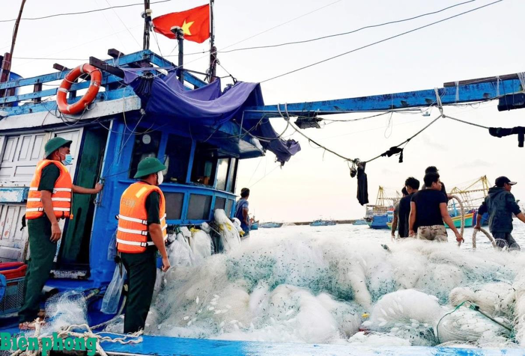 Cán bộ Đồn Biên phòng cửa khẩu cảng Phú Quý tiếp cận và hỗ trợ lai dắt tàu cá. Ảnh: Văn Hoàn