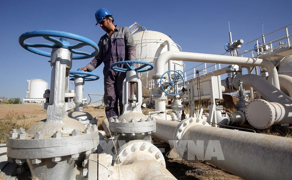 Công nhân làm việc tại cơ sở lọc dầu ở Kirkuk, Iraq. Ảnh: AFP/ TTXVN 