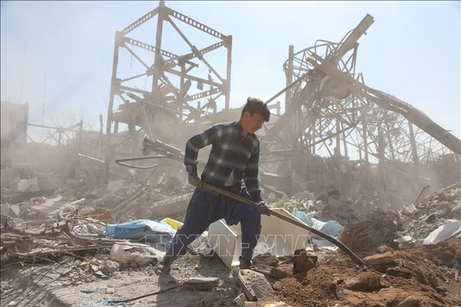 Cảnh đổ nát sau cuộc không kích tại Tehran, Iran. Ảnh: THX/TTXVN