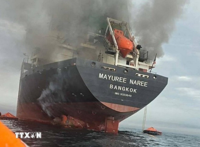 Tàu chở hàng Mayuree Naree treo cờ Thái Lan bị tấn công và bốc cháy tại eo biển Hormuz ngày 11/3/2026. Ảnh: THX/TTXVN