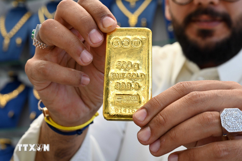 Vàng miếng được bán tại cửa hàng ở Kuwait City, Kuwait. Ảnh: THX/TTXVN