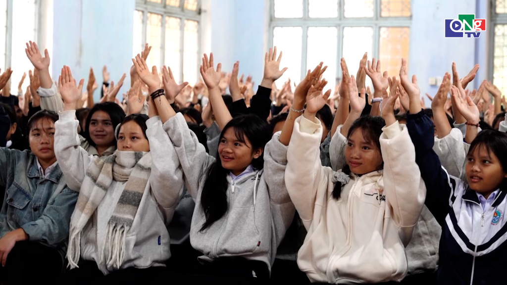 Gần 400 học sinh và giáo viên tham gia chương trình.