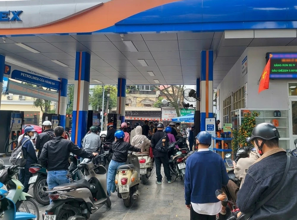Người dân đổ xăng tại cây xăng ở Hà Nội. Ảnh: AH