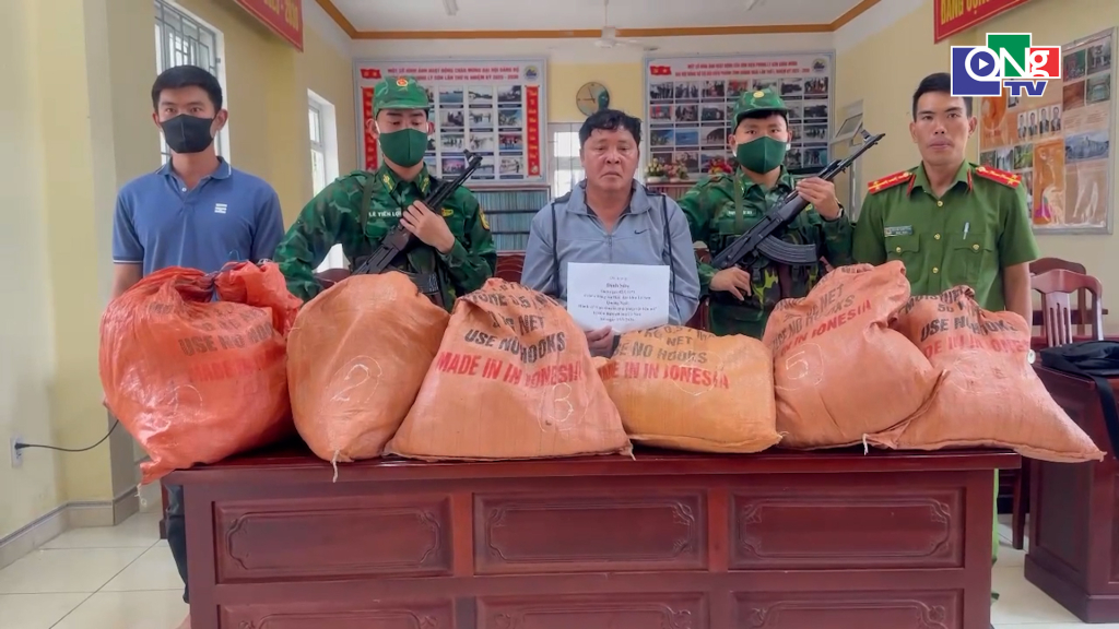 Ông Sửu và số thuốc nổ vận chuyển bị phát hiện. Ảnh: VT