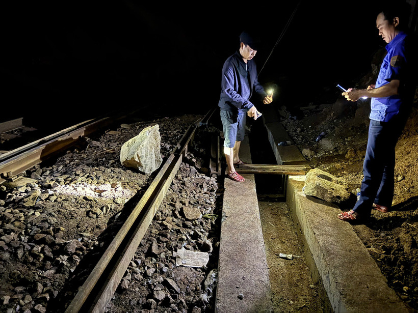 Hiện trường đá từ trên đèo Hải Vân rơi xuống ray chạy tàu khiến đường sắt phải tạm dừng tàu và chuyển tải hành khách. Ảnh: VNR cung cấp