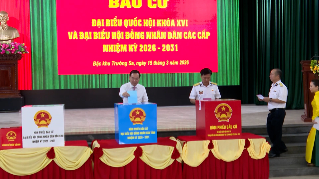 Cán bộ, chiến sĩ hải quân cùng nhân dân đảo Trường Sa thực hiện bỏ phiếu bầu cử.