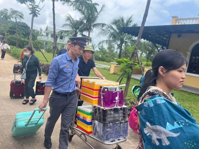 Chuyển tải hành khách do sự cố đá rơi tại đèo Hải Vân.