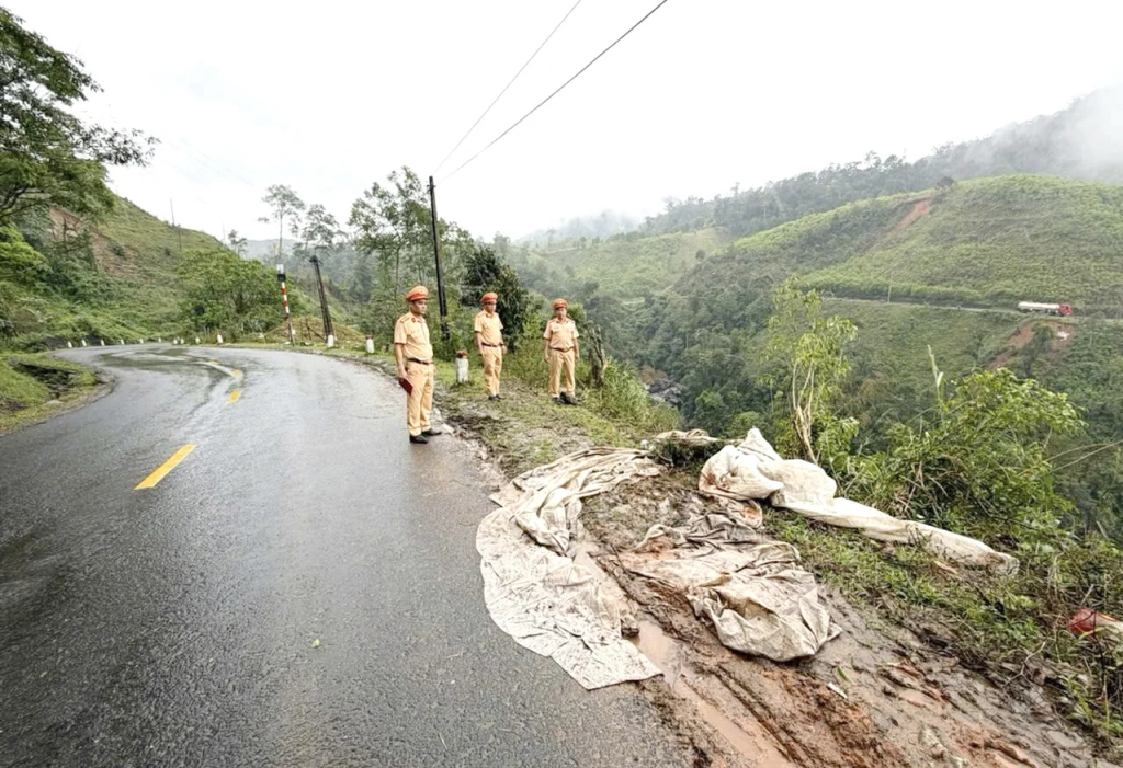 Đoàn công tác của Phòng CSGT Quảng Ngãi đang khảo sát 1 đoạn tuyến nguy hiểm. Ảnh: Phòng CSGT tỉnh.