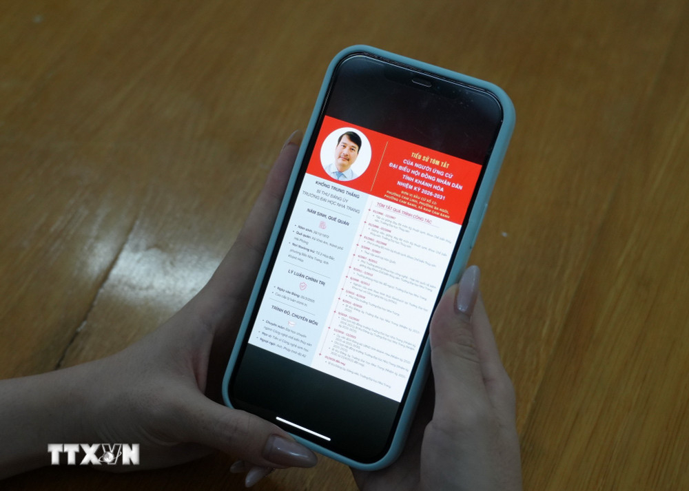 Thông tin về người ứng cử đại biểu Hội đồng nhân dân tỉnh Khánh Hòa nhiệm kỳ 2026-2031 được đăng tải trên các kênh thông tin số, giúp cử tri thuận tiện theo dõi, tìm hiểu. Ảnh: Nguyễn Thành/TTXVN