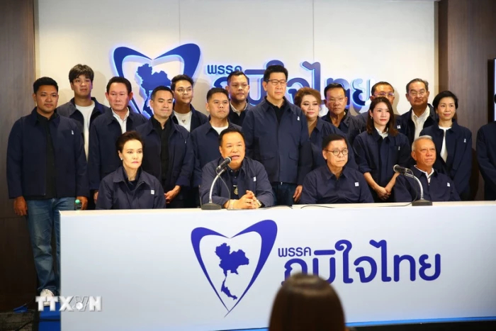 Lãnh đạo đảng Tự hào Thái Lan, ông Anutin Charnvirakul (thứ 2, trái, phía trước) trong cuộc họp báo tại Bangkok sau khi kết quả kiểm phiếu sơ bộ bầu cử Hạ viện Thái Lan được công bố. Ảnh: THX/TTXVN