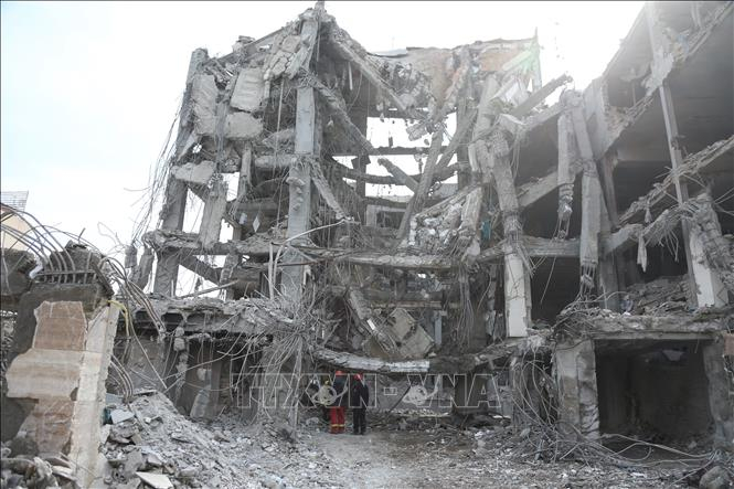 Tòa nhà bị phá hủy sau các cuộc không kích tại Tehran, Iran. Ảnh: THX/TTXVN