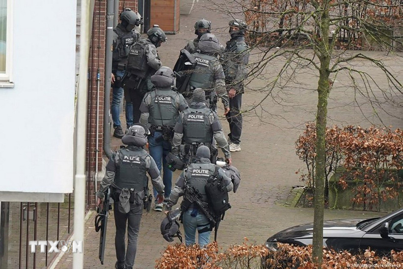 Cảnh sát Hà Lan làm nhiệm vụ tại thị trấn Ede, miền Đông nước này. Ảnh: ANP/TTXVN