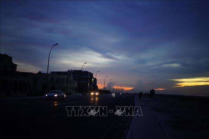 Đường phố chìm trong bóng tối do mất điện tại La Habana, Cuba. Ảnh: THX/TTXVN