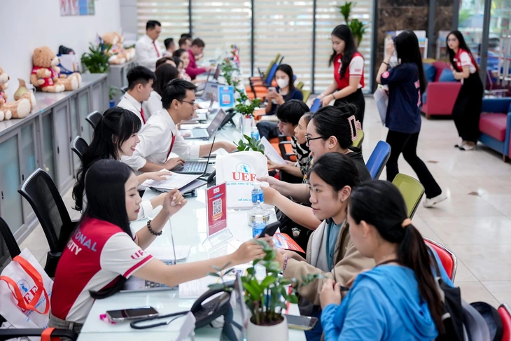 Sinh viên Trường đại học Kinh tế - Tài chính TP.HCM nộp học phí. Ảnh: Ngọc 