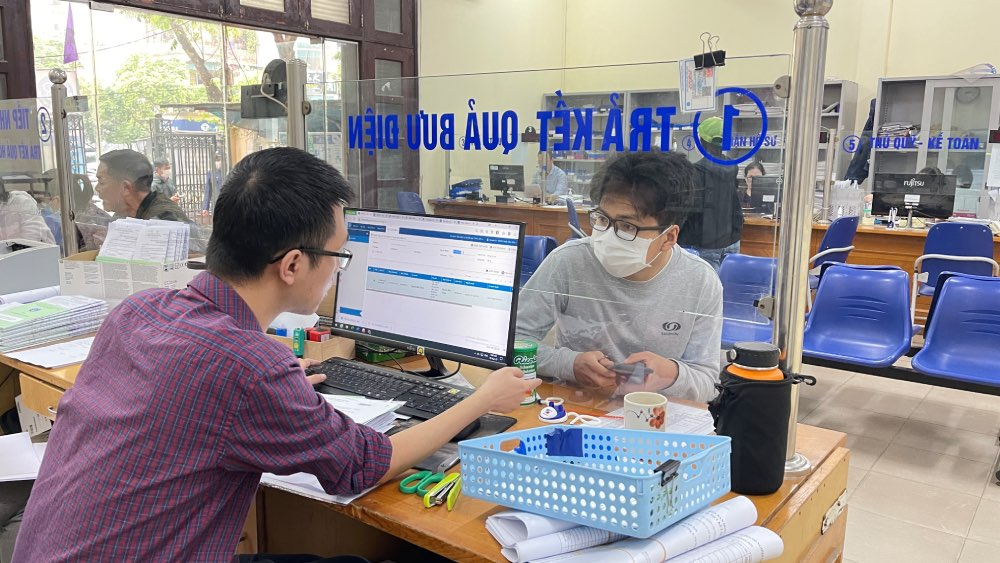 Cán bộ ngành BHXH tư vấn cho người lao động về những điểm mới của Luật Việc làm sửa đổi. Ảnh: Hà Anh