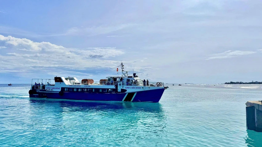 Tàu cao tốc Super 2 Biển Đông cập cảng trên đảo Lý Sơn.