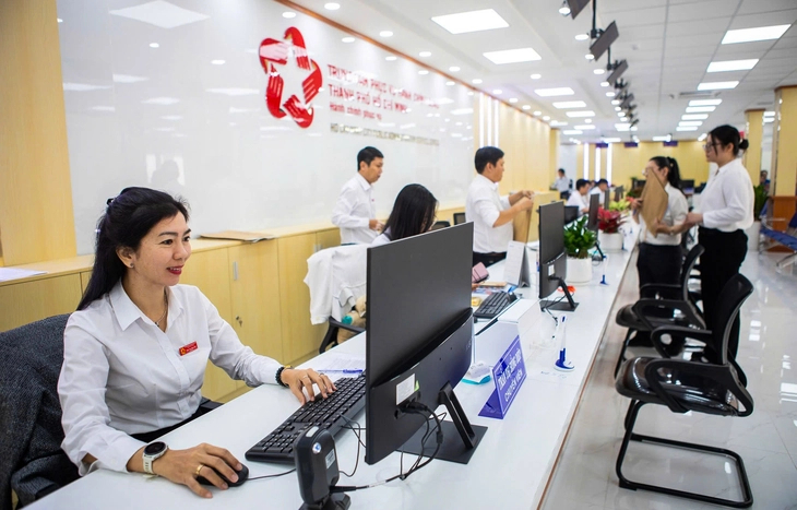 Người dân làm thủ tục hành chính tại Trung tâm Phục vụ hành chính công TP.HCM. Ảnh: Trúc Phương