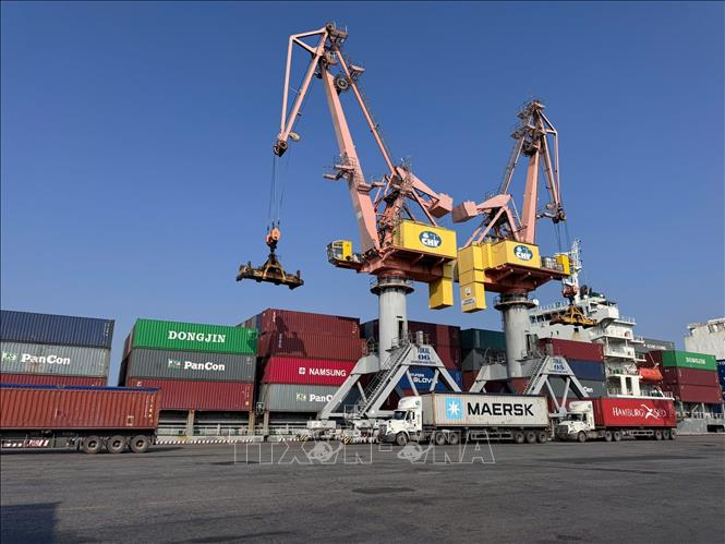 Tàu cập cảng làm hàng tại bến cảng thuộc Công ty cổ phần Cảng Hải Phòng. Ảnh: TTXVN