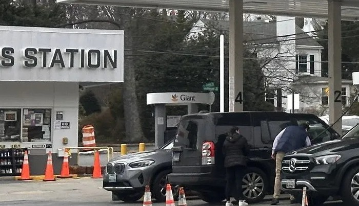 Người dân mua xăng tại một trạm bán lẻ xăng dầu trên Đại lộ Connecticut ở thủ đô Washington của Mỹ. Ảnh: Ngọc Quang/TTXVN