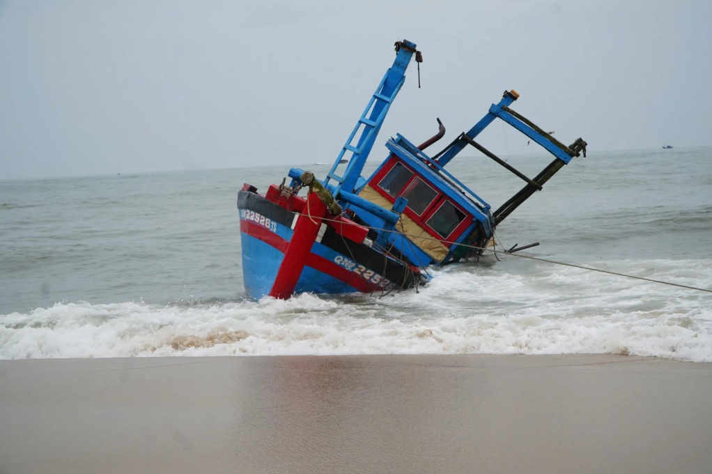 Một tàu cá của ngư dân Quảng Ngãi bị mắc cạn ở Cửa Lở. Ảnh: Hà Phương