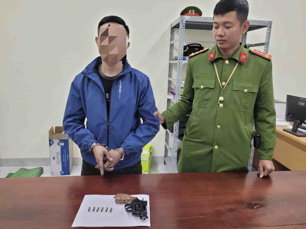 Công an bắt giữ V cùng tang vật là súng rulo và đạn. Ảnh: Công an