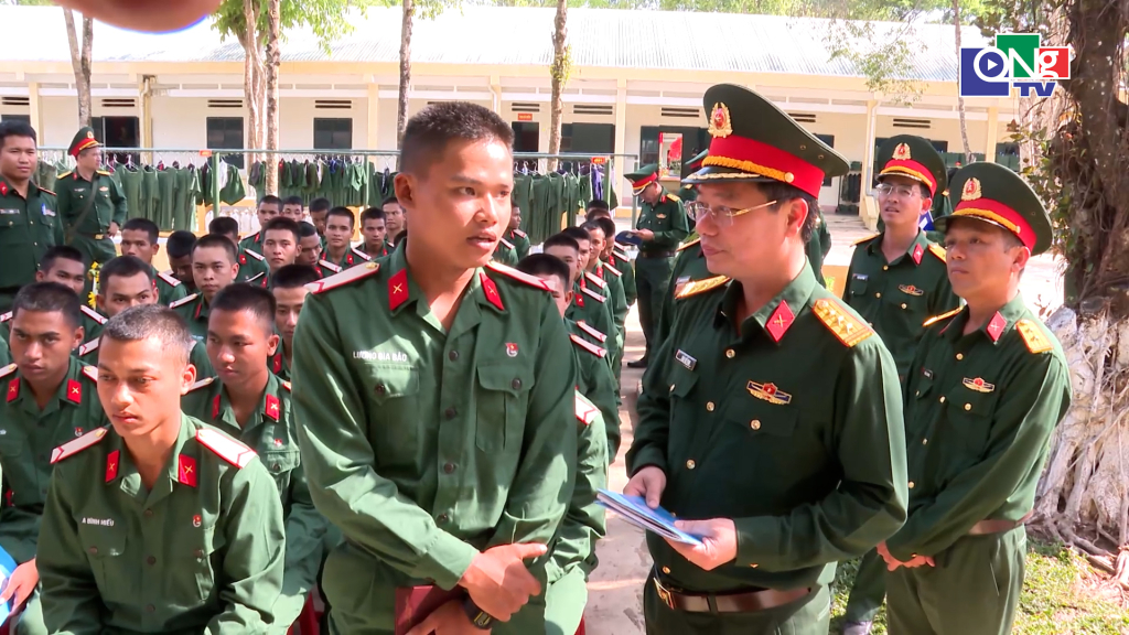 Thượng tá Trần Thế Phan kiểm tra công tác huấn luyện chiến sĩ mới tại Trung đoàn 990.