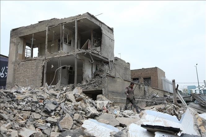 Các tòa nhà bị phá hủy sau cuộc tấn công tại Tehran, Iran.