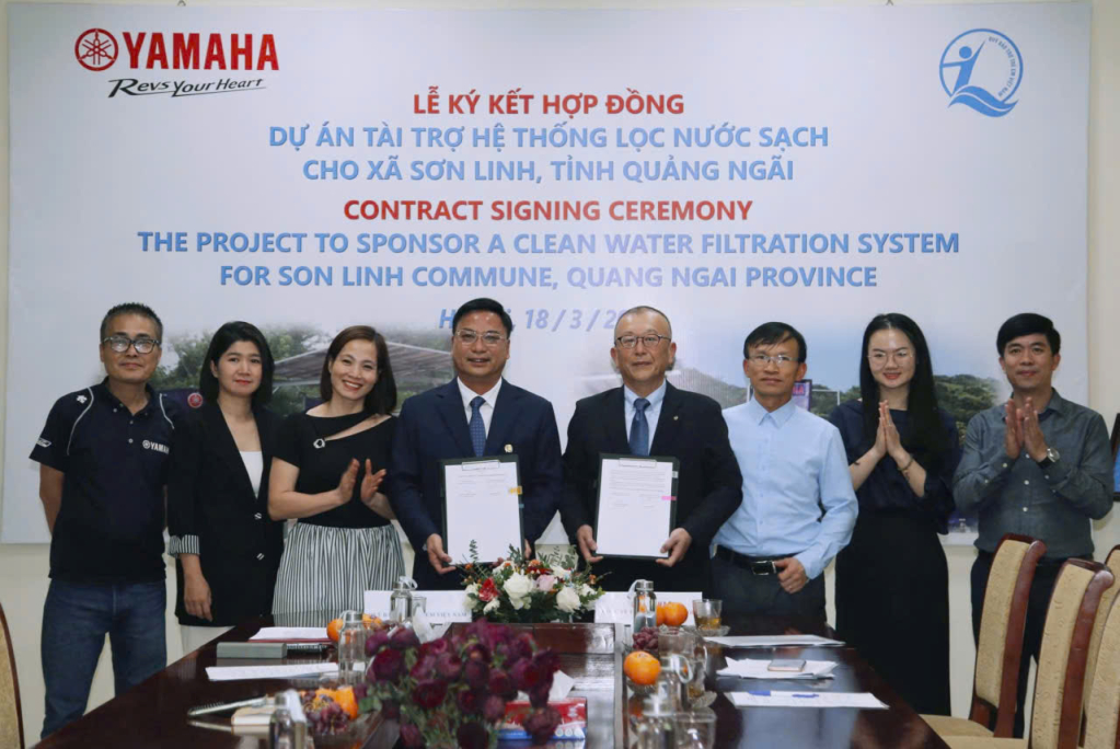 Lễ ký kết hợp đồng tài trợ hệ thống lọc nước uống tinh khiết cho người dân xã Sơn Linh, tỉnh Quảng Ngãi.