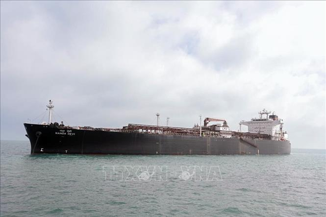 Tàu chở khí hóa lỏng Nanda Devi cập cảng Vadinar, bang Gujarat, Ấn Độ, sau khi di chuyển qua eo biển Hormuz ngày 17/3/2026. Ảnh: ANI/TTXVN