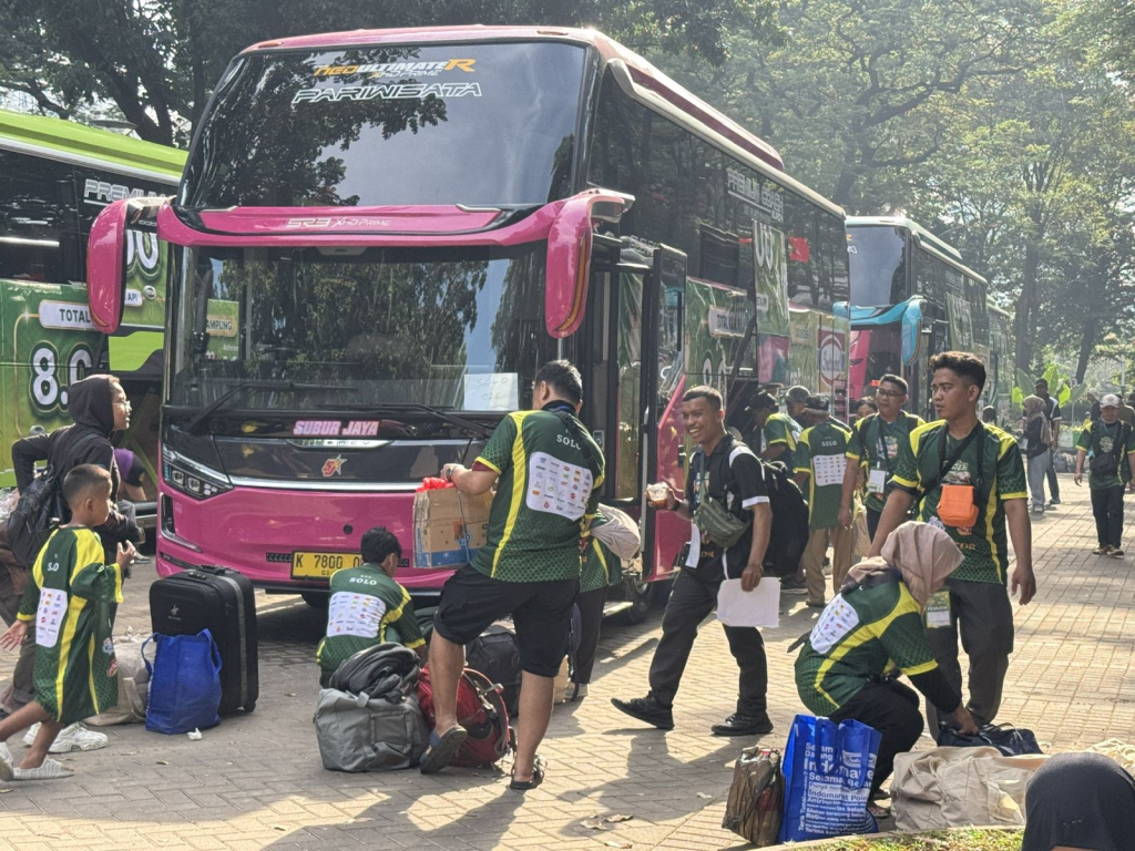 Những chiếc xe buýt sẵn sàng xuất phát đưa người dân về quê. Ảnh: Đỗ Quyên - PV TTXVN tại Indonesia