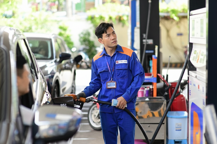 Giá xăng dầu có diễn biến nhanh trong thời gian vừa qua. Ảnh minh họa: Quang Định