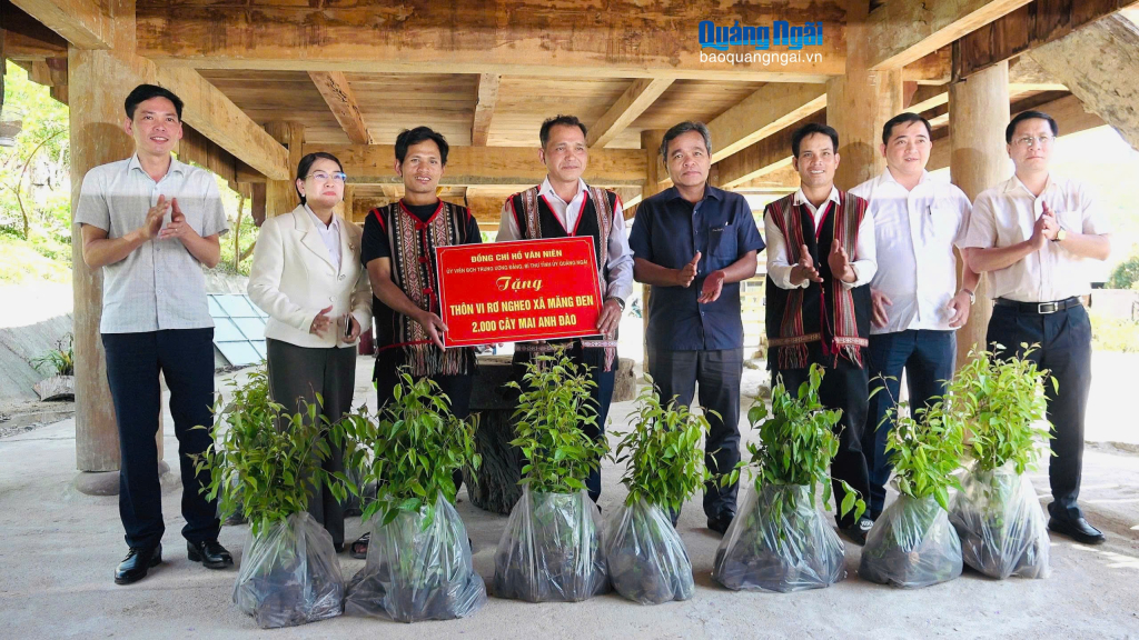 Ủy viên Trung ương Đảng, Bí thư Tỉnh ủy Hồ Văn Niên tặng 2.000 cây hoa Mai Anh Đào cho thôn Vi Rơ Ngheo. Ảnh: ĐVCC