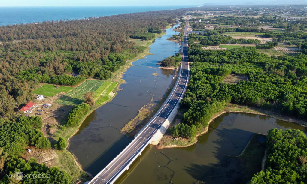 Tuyến có nền đường rộng 12 m, dọc hai bên là rừng dương xen kẽ những cánh đồng, các dự án nông nghiệp và ruộng dưa của người dân.