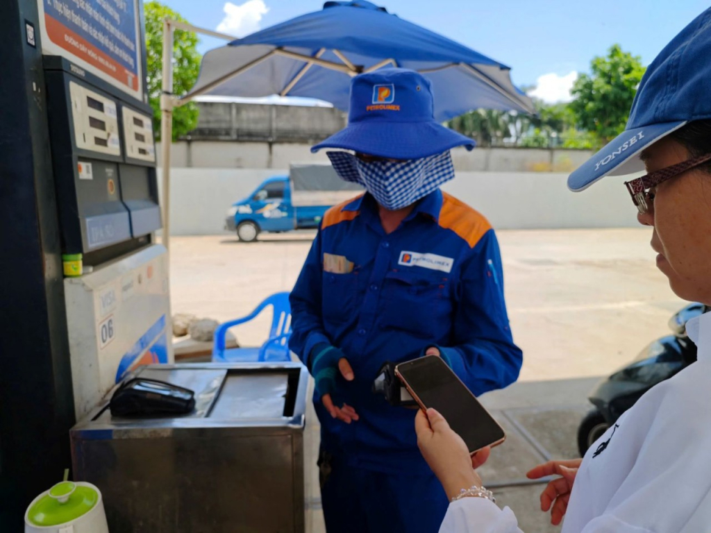 Giá cơ sở tăng từ 15% trở lên, giá xăng dầu trong nước mới được điều chỉnh ngay sau đó một ngày.