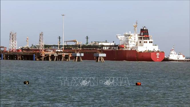 Tàu chở dầu khí tự nhiên hóa lỏng di chuyển qua eo biển Hormuz về tới cảng Mundra ở Kutch, Ấn Độ ngày 16/3/2026. Ảnh: ANI/TTXVN
